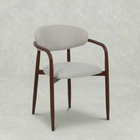 Beige eetkamerstoel met walnoot kleur onderstel