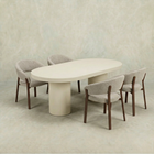 Witte capsule eettafel van microcement met witte poten