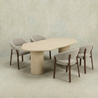 Beige organische eettafel van microcement met beige poten