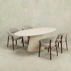 Beige ovale eettafel van microcement met beige onderstel