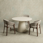 Beige ronde eettafel van microcement met beige poot