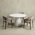 Witte ronde eettafel van microcement met witte poot