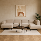 Beige hoekbank met zwarte poten.
