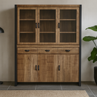 Houten kast met zwart metalen details.