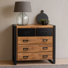 Smalle kast met lades en metalen accenten