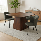 Vierkante eettafel in het bruin.