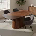Ovale eettafel met grijze stoelen.