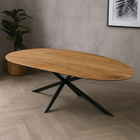 Houten eettafel met zwart onderstel.