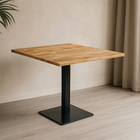 Vierkante tafel met houten tafelblad en zwarte tafelpoot.
