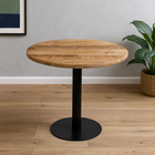 Ronde tafel met hout tafelblad en zwarte tafelpoot.
