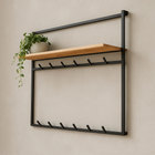 Kapstok met houten en zwart stalen details.