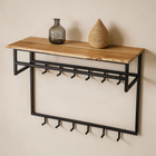 Kapstok met houten en stalen details.