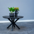 Ronde zwarte salontafel met dun mangohouten blad en metalen poot 70 cm