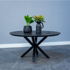 Ronde zwarte salontafel met dun mangohouten blad en metalen poot 90 cm