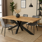 Rechthoekige eettafel met stalen zwarte poten.