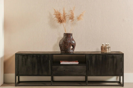 Zwarte meubels in je interieur, zo houd je het stijlvol en licht