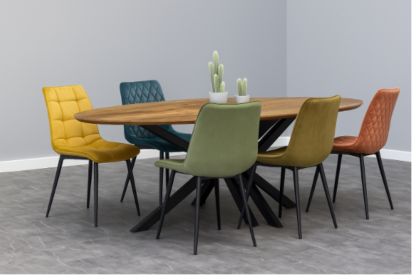 Hoe combineer je verschillende stoelen aan één tafel?