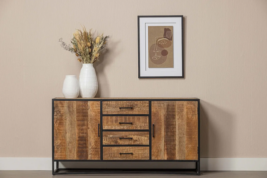 Welke kleur muur past het beste bij mangohouten meubels?