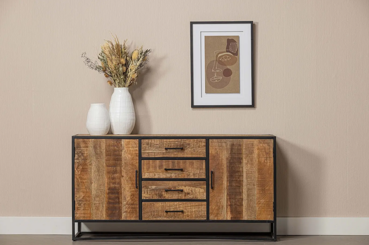 Welke kleur muur past het beste bij mangohouten meubels?
