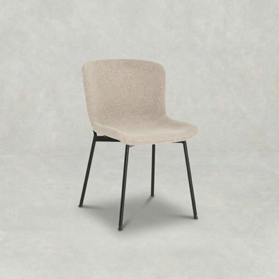 Eetkamerstoel Skagen Zand Bouclé met zwart onderstel