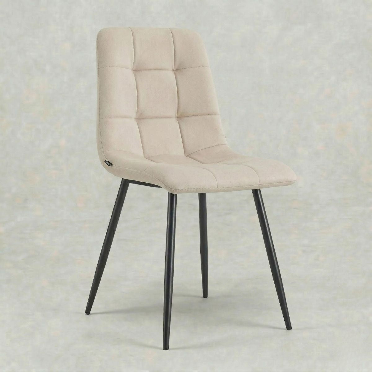 Beige eetkamerstoel met zwart onderstel