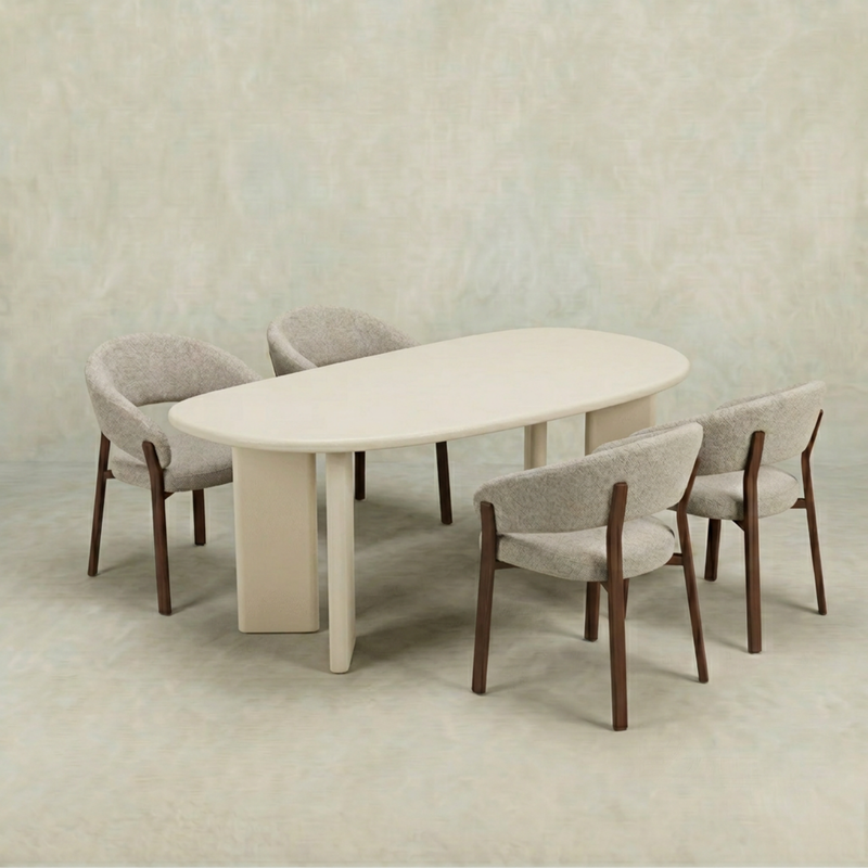 Beige organische eettafel van microcement met beige poten