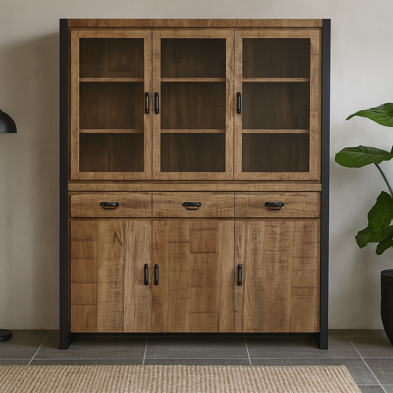 Houten kast met zwart metalen details. 