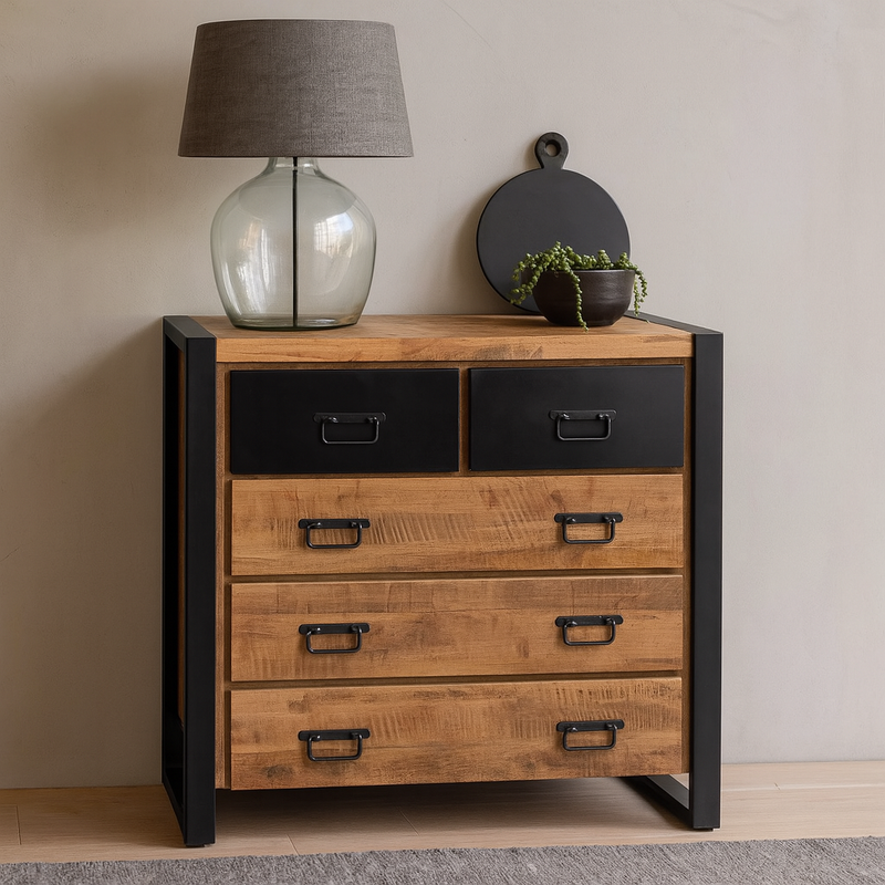 Smalle kast met lades en metalen accenten