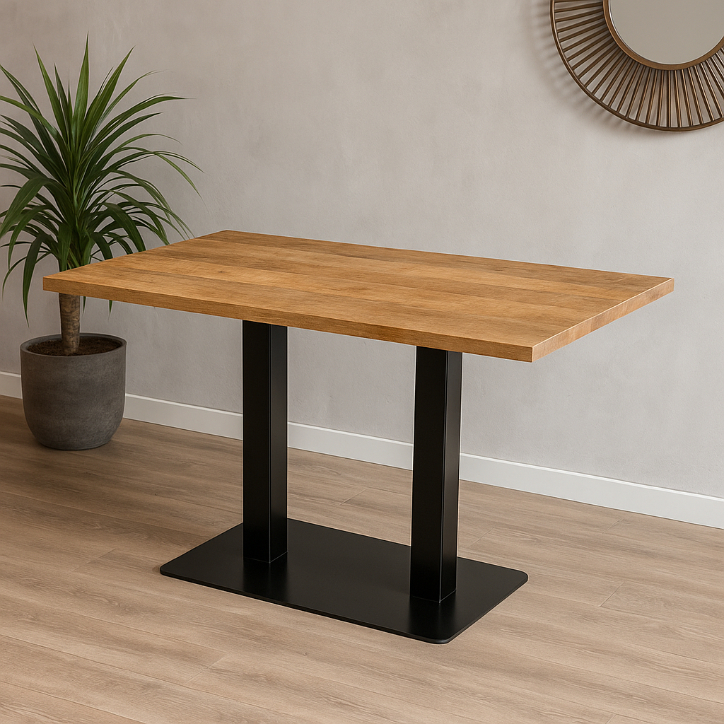 Rechthoekige houten tafel met zwarte poten. 