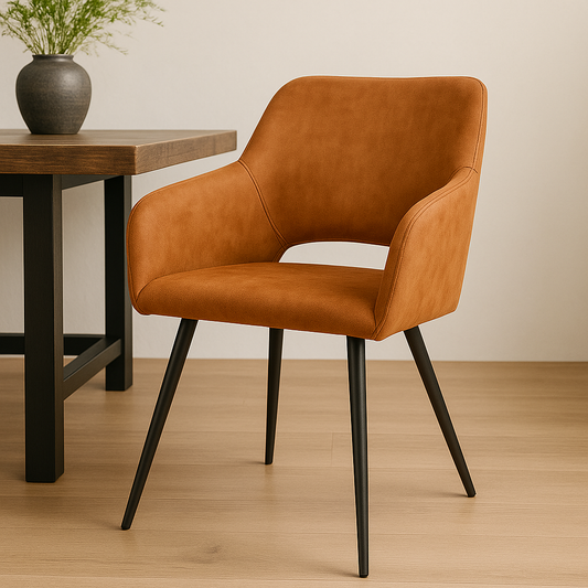 eetkamerstoel met armleuning en open rug van cognac fluweel