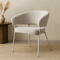 Beige stoel met beige stoelpoten. 