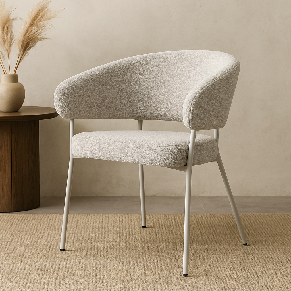Beige stoel met beige stoelpoten. 