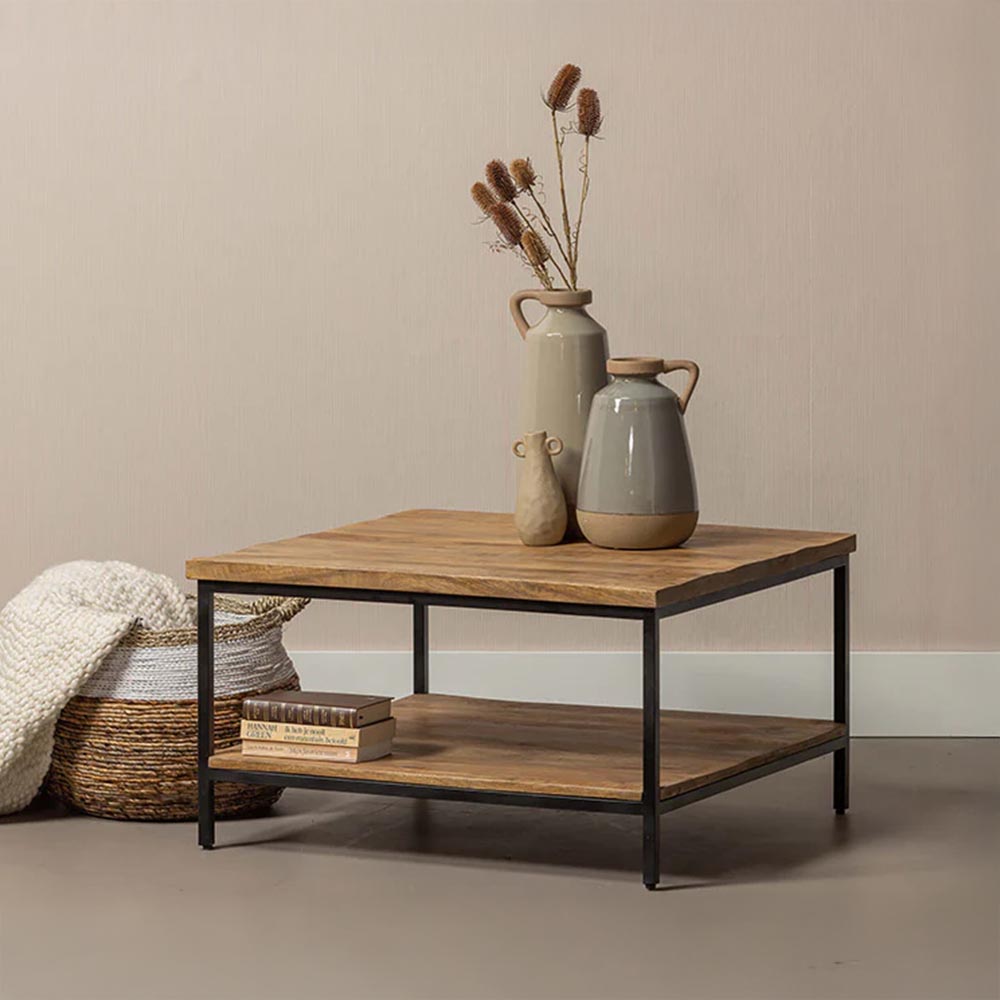 Minimalistische salontafel van mangohout met een smal metalen frame 80x80 cm