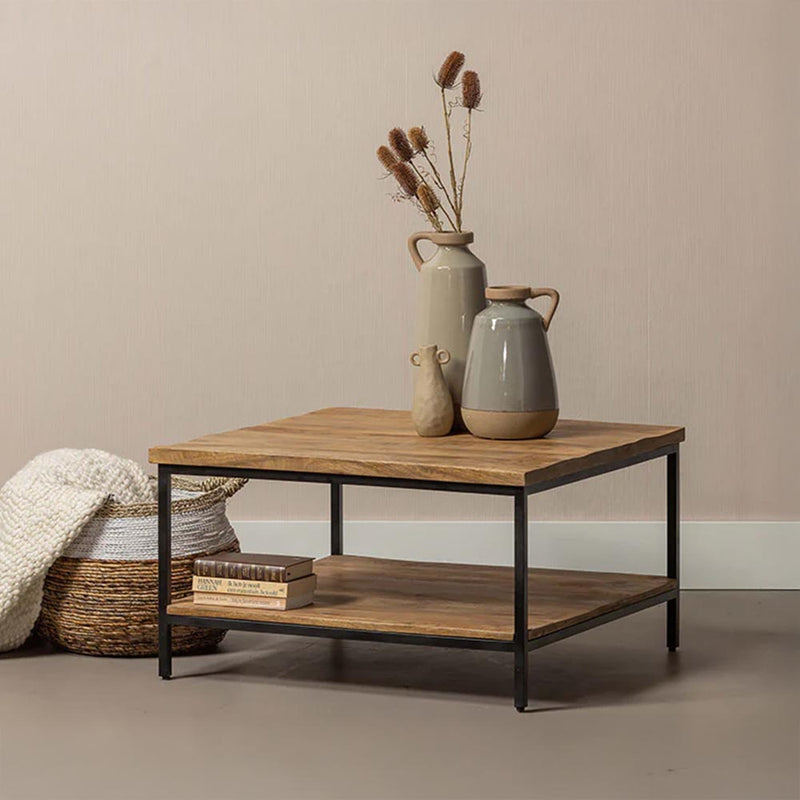 Minimalistische salontafel van mangohout met een smal metalen frame 80x80 cm