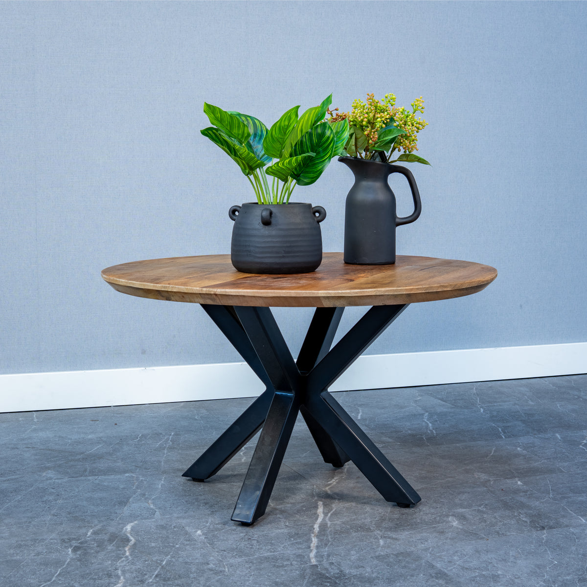 Ronde salontafel met dun mangohouten blad en metalen poot 70 cm