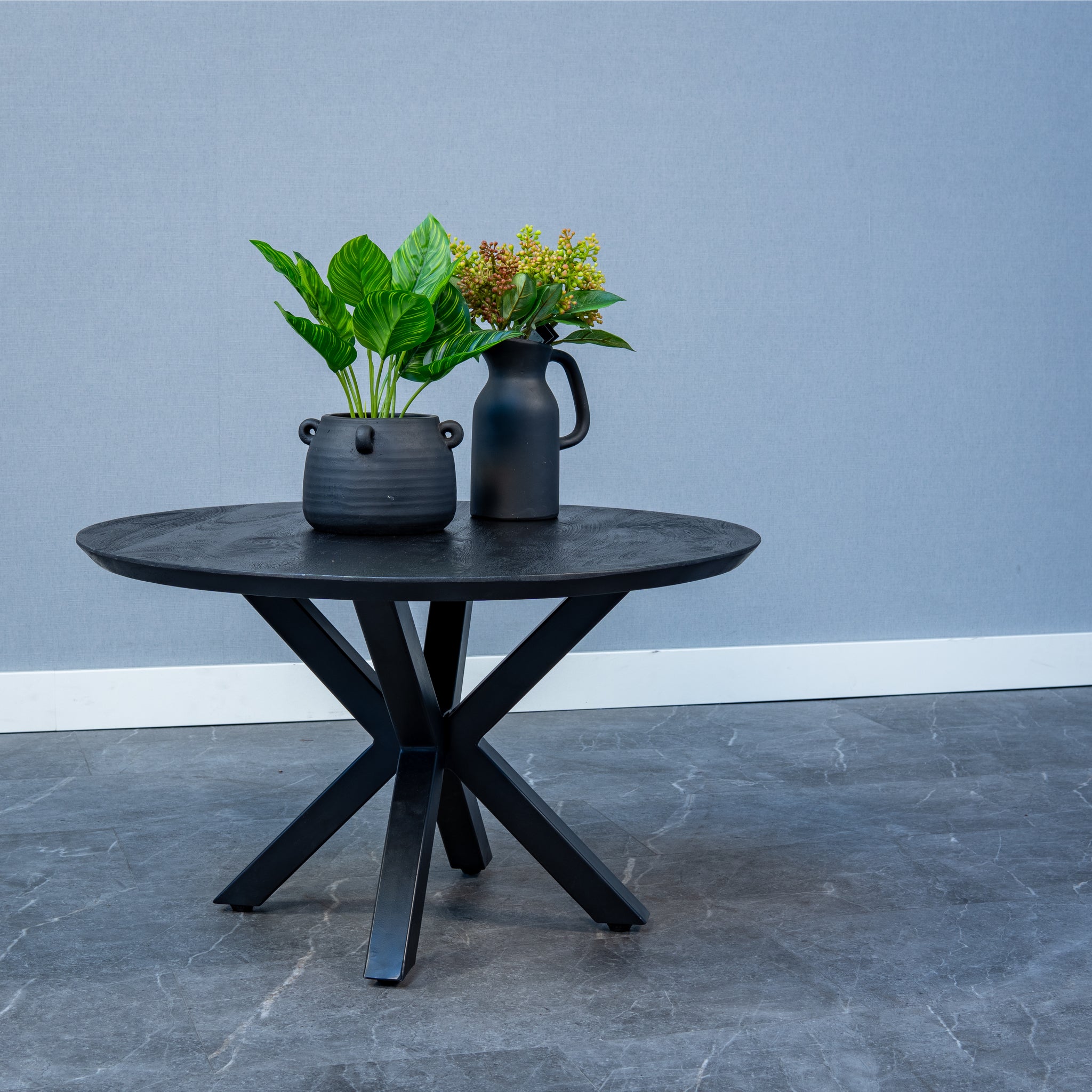 Ronde zwarte salontafel met dun mangohouten blad en metalen poot 70 cm