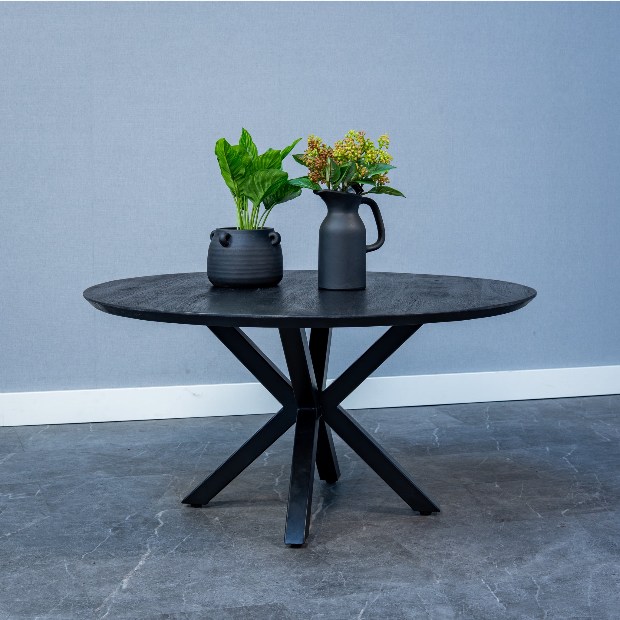 Ronde zwarte salontafel met dun mangohouten blad en metalen poot 90 cm