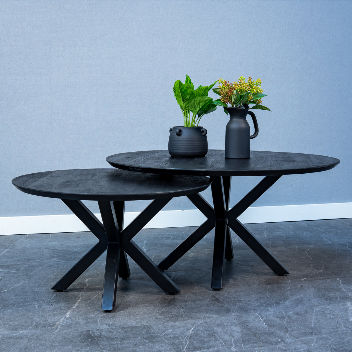 ronde zwarte salontafel met dun mangohouten blad en metalen poot 90 cm