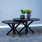 ronde zwarte salontafel met dun mangohouten blad en metalen poot 90 cm