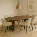 Bruine eettafel met beige stoelen. 