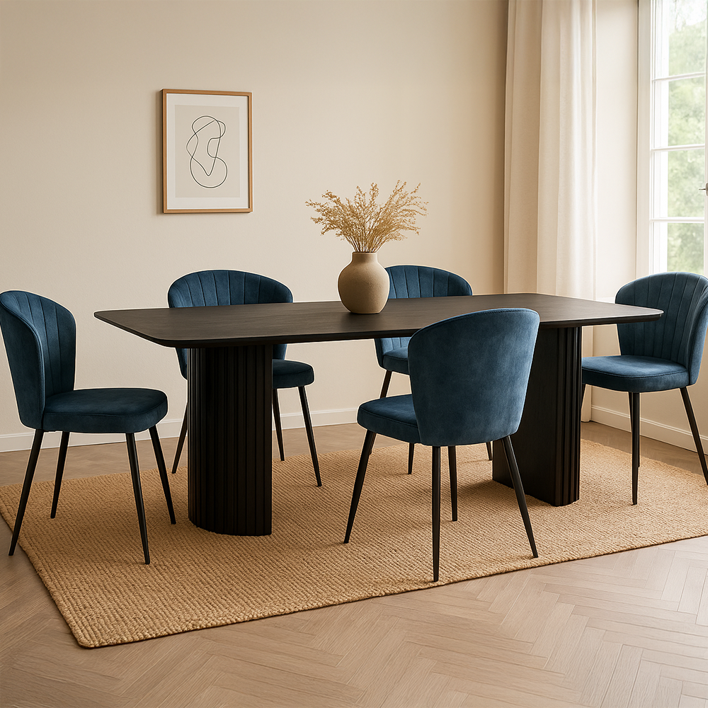 Zwarte eettafel met blauwe eetkamerstoelen. 