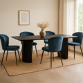 Zwarte eettafel met blauwe eetkamerstoelen. 