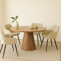 Ronde eettafel met beige stoelen. 