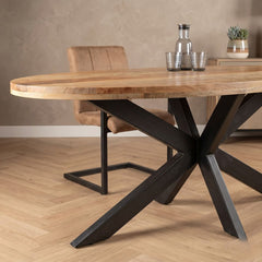 Lichtbruine ovale eettafel van mangohout met zwart onderstel