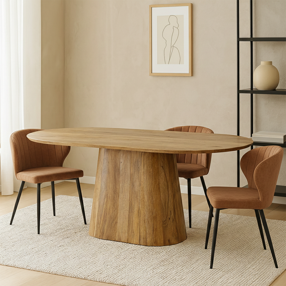 Ovale eettafel met bruine stoelen. 